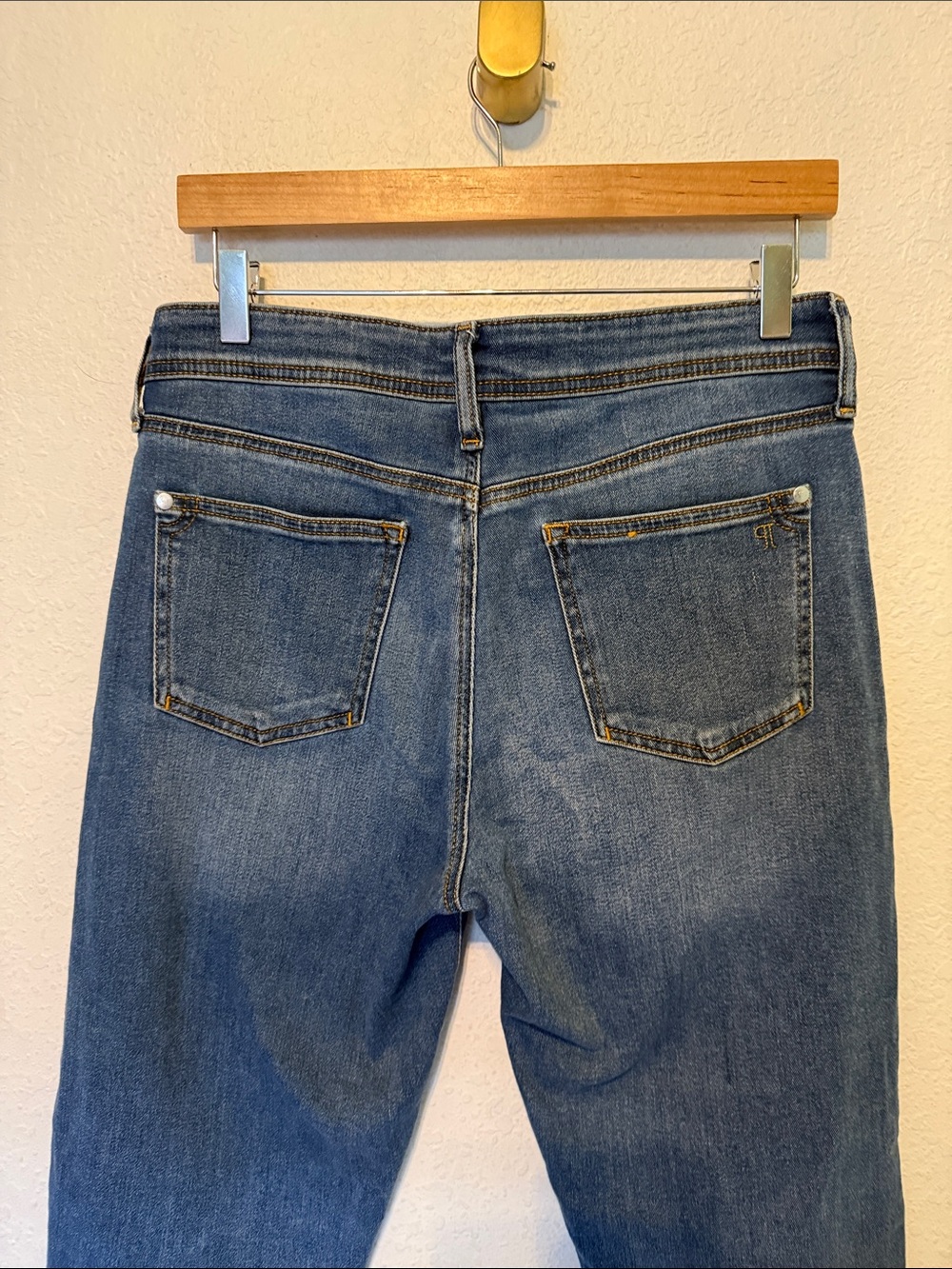 Pilcro slim Boyfriend Jeans in Medium Blue Wash - Picture 6 of 9